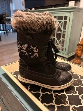Northside Black Winter Boots with Faux Fur Trim